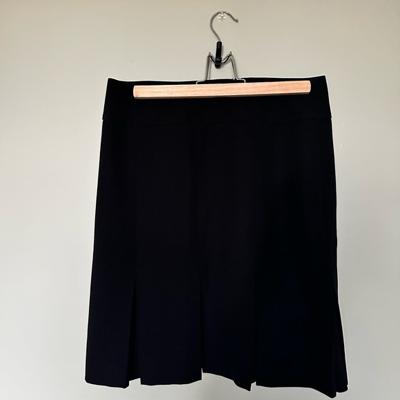 Flattering Black Pleated Skirt size 6 petite - Picture 2 of 4
